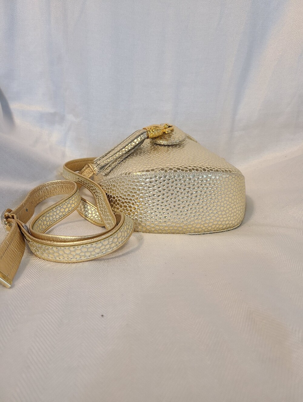 Vintage Sondra Roberts Gold Textured Crossbody Bag with Tassel Charm - Picture 3 of 5
